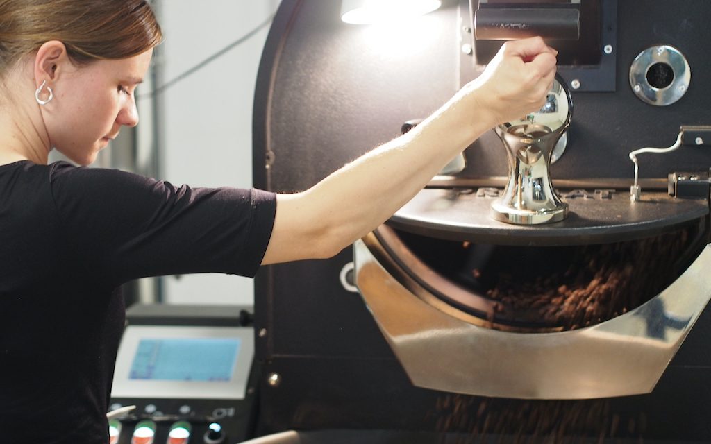 How did that happen, Ann-Kathrin: You just started your roasting plant and directly imported a container of green coffee?